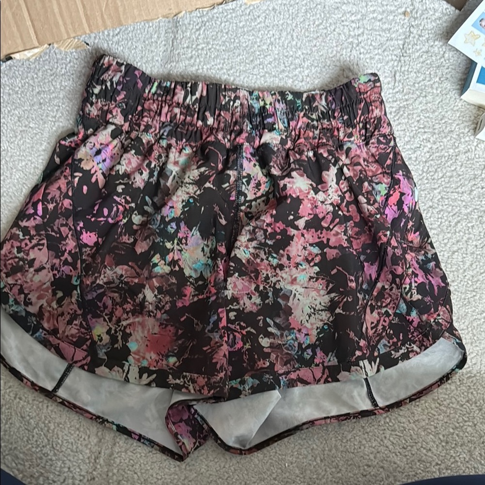Lululemon Hotty Hot HR Shorts 4 inch size 6